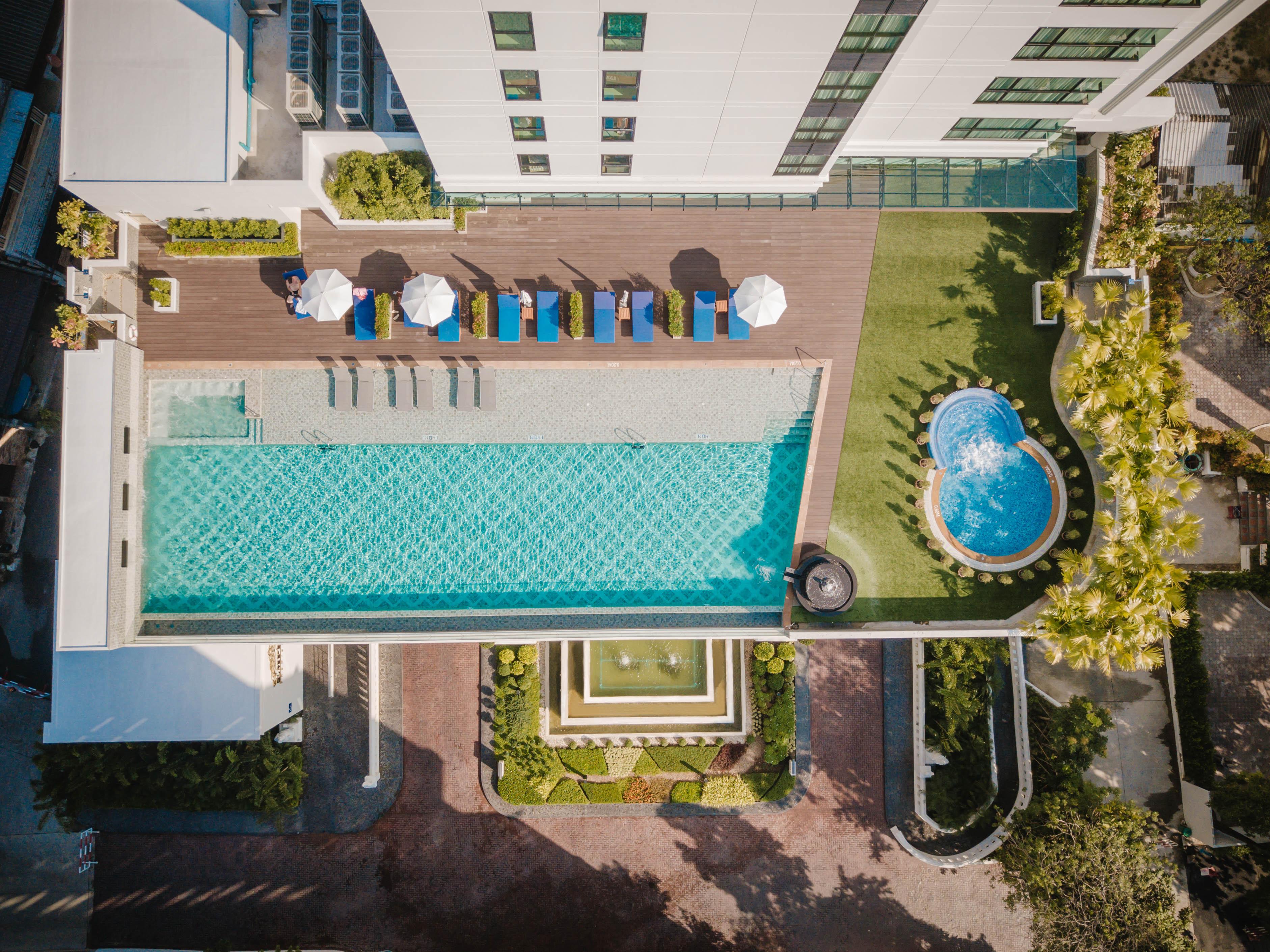 فندق إمبريس بريمير تشيانج ماي شيانغ ماي المظهر الخارجي الصورة Aerial view of the pool at the hotel