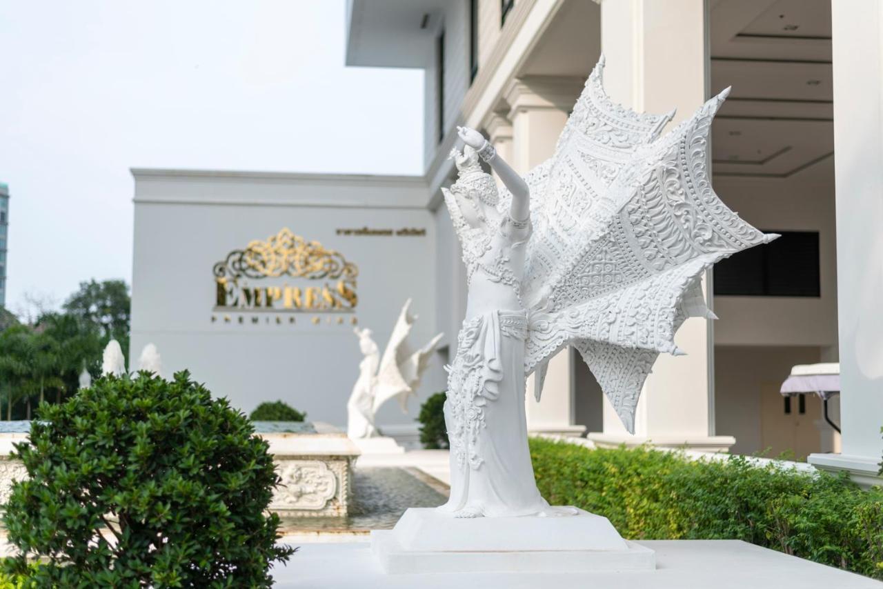 فندق إمبريس بريمير تشيانج ماي شيانغ ماي المظهر الخارجي الصورة The statue of King Narai the Great at the Narai Hotel