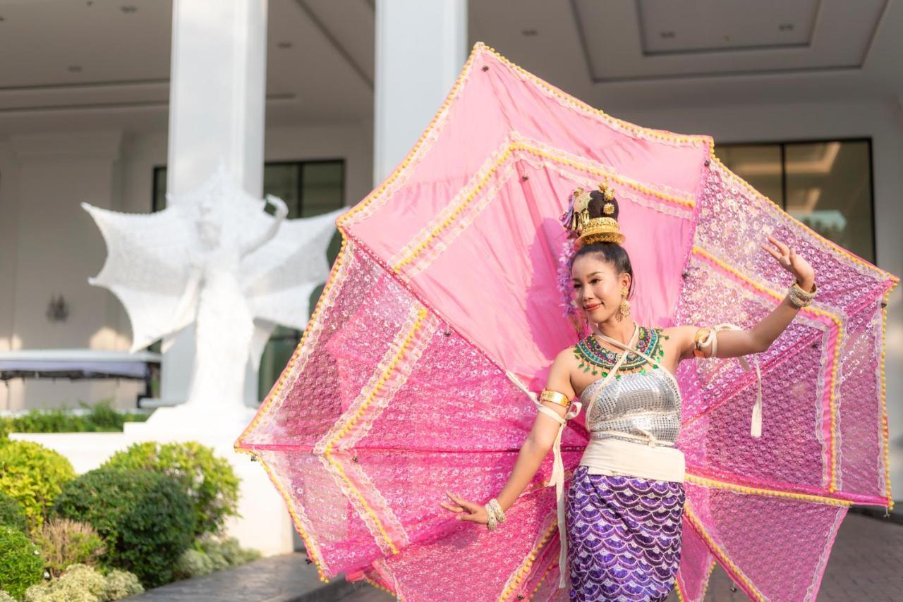فندق إمبريس بريمير تشيانج ماي شيانغ ماي المظهر الخارجي الصورة A dancer in traditional Thai attire