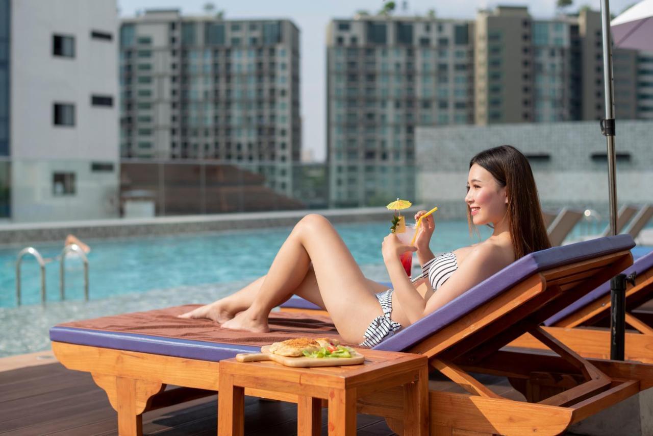 فندق إمبريس بريمير تشيانج ماي شيانغ ماي المظهر الخارجي الصورة A woman sunbathing