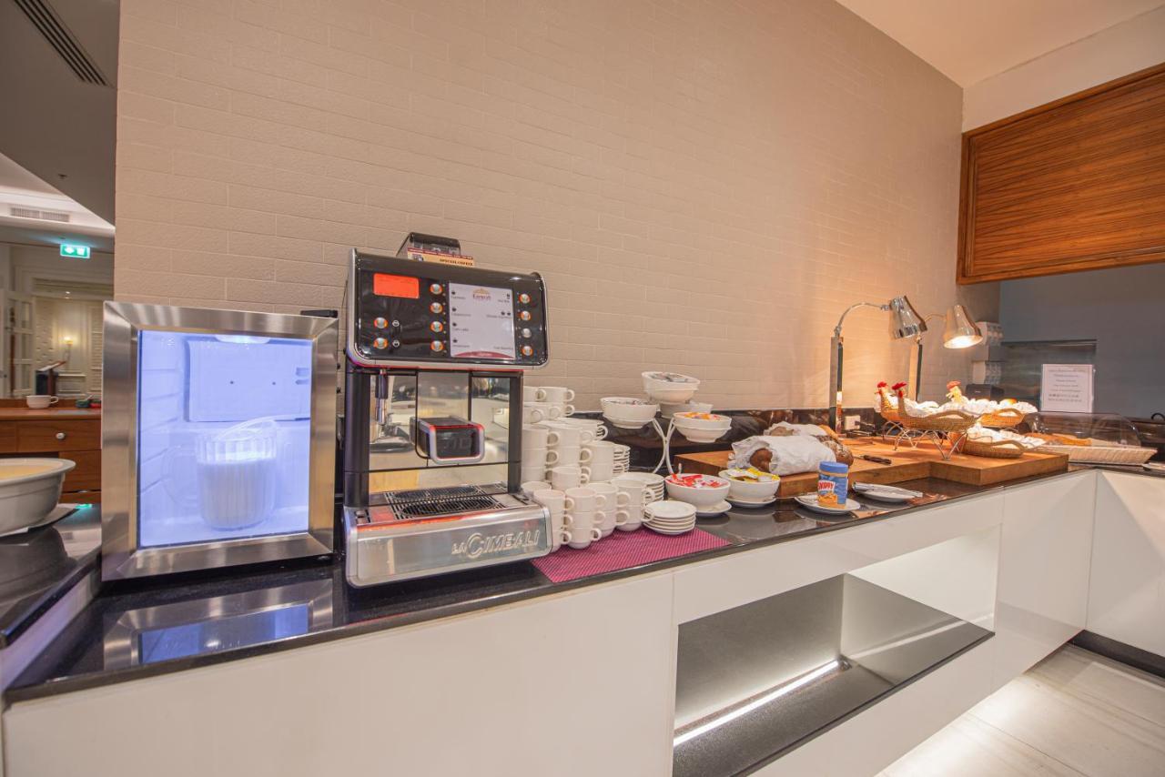 فندق إمبريس بريمير تشيانج ماي شيانغ ماي المظهر الخارجي الصورة A coffee machine in a hotel