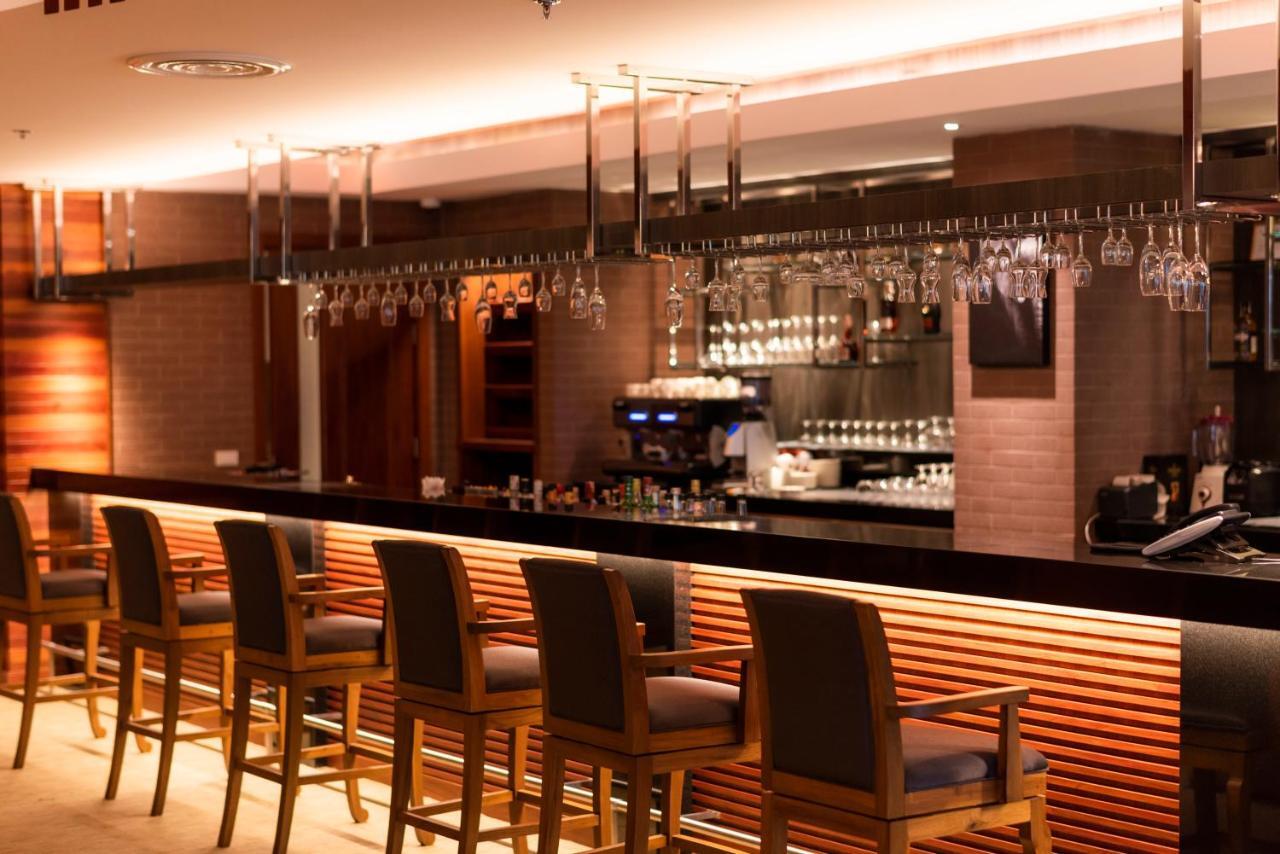 فندق إمبريس بريمير تشيانج ماي شيانغ ماي المظهر الخارجي الصورة A bar at a hotel