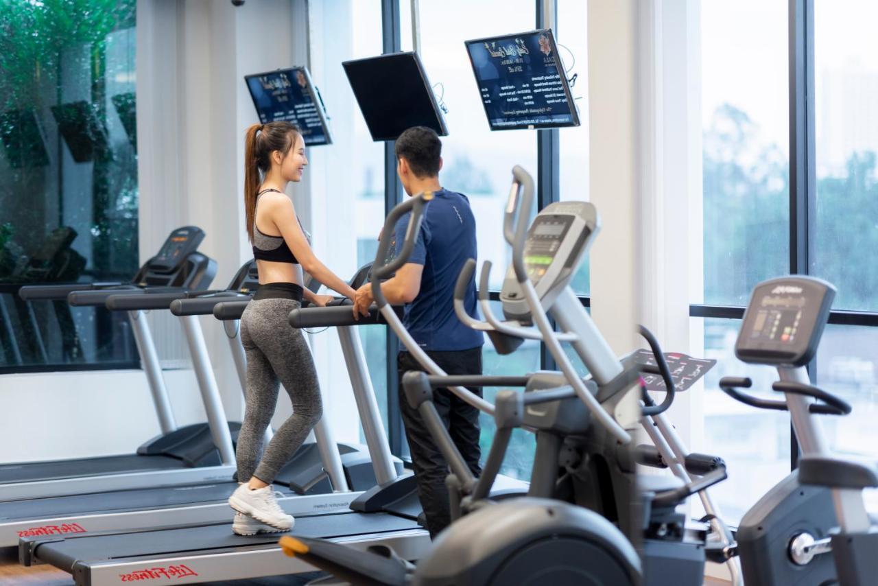 فندق إمبريس بريمير تشيانج ماي شيانغ ماي المظهر الخارجي الصورة A personal trainer with a client