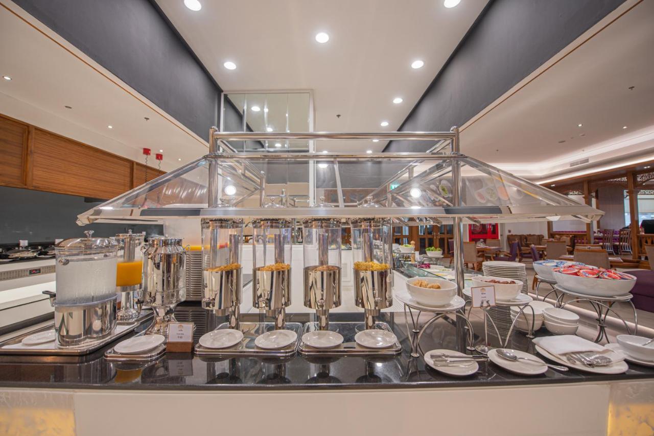 فندق إمبريس بريمير تشيانج ماي شيانغ ماي المظهر الخارجي الصورة A buffet at a hotel